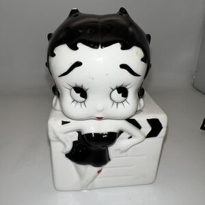Betty Boop 1995 Salt and Pepper Shaker Set Black and White 2 Piece